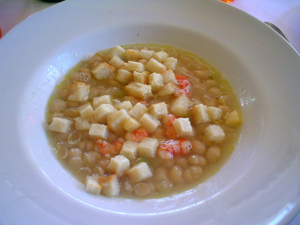 Fagioli di Corleto e gamberi con dadini di pane. Fagioli di Corleto e gamberi con dadini di pane.