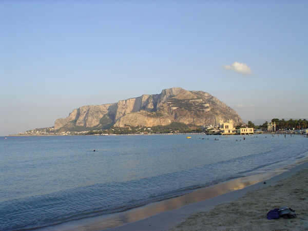 Montepellegrino visto da Mondello (Palermo) - Mia fotografia raffigurante Montepellegrino visto da Mondello (Palermo), si vede anche, sulla destra, l'Antico Stabilimento sulle palafitte, adesso sede di un rinomatissimo ristorante. - luigi - N� Voti: 36