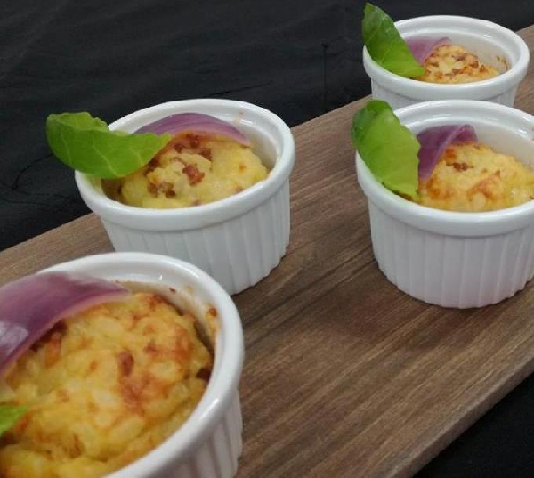 Cocotte di riso sardo servita con cipolla scottata di tropea