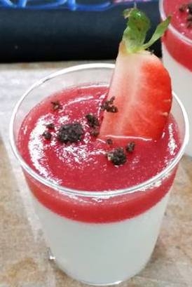 Finger di panna cotta con salsa alle fragole e crumblè salato al cioccolato