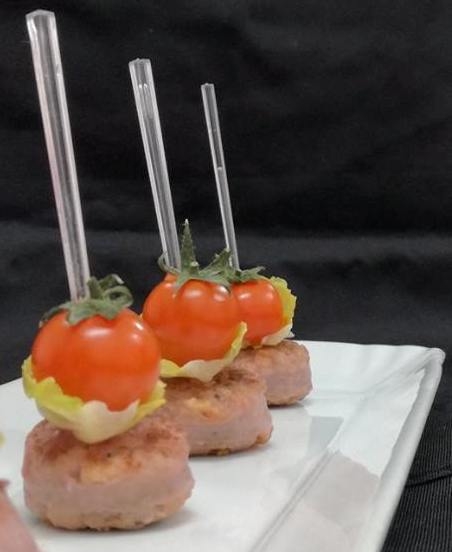 Hamburger di salsiccia del sulcis con pomodorino e cavolini di bruxselles in oliocottura