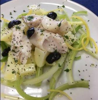 Insalata di merluzzo con patate servita con semi di papavero