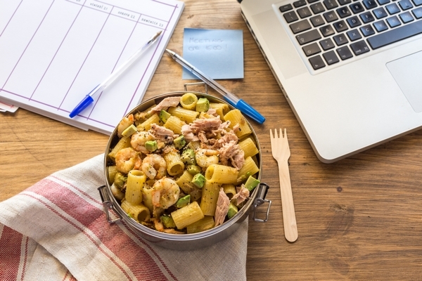 Mezze maniche con tonno, avocado e gamberi