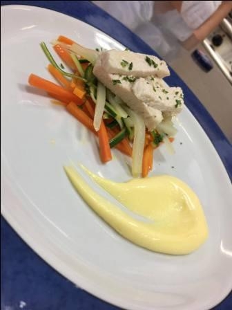Petto di pollo con verdure croccanti e salsa allo yogurt
