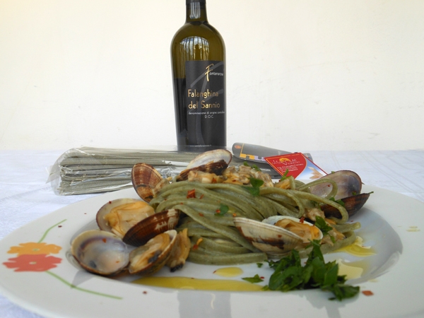 Linguine alle alghe con vongole veraci