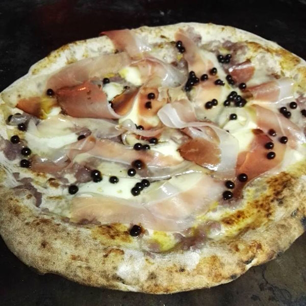 Pizza con speck, provola, e perline di aceto balsamico