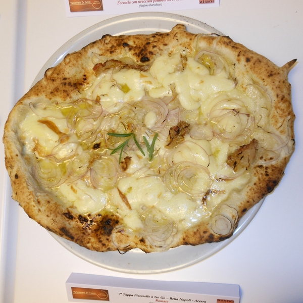 Pizza con cipolla armata di Montpellier, provola affumicata caudina, lardo di maiale nero casertano