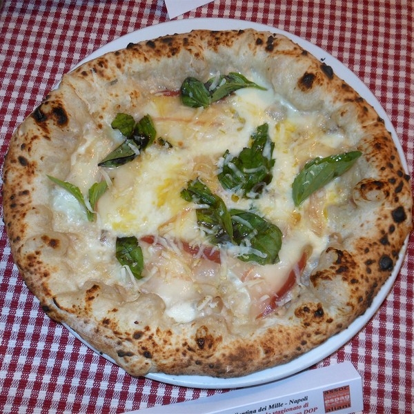 Pizza con Paté di castagne, fior di latte di Agerola, lardo stagionato di maiale nero casertano, conciato romano a scaglie e olio evo DOP