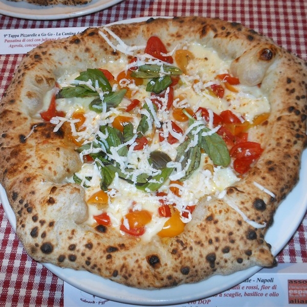 Pizza con Misto di piennelo del Vesuvio pomodorini gialli e rossi, fior di latte di Agerola, cacioricotta del cilento a scaglie, basilico e olio evo DOP