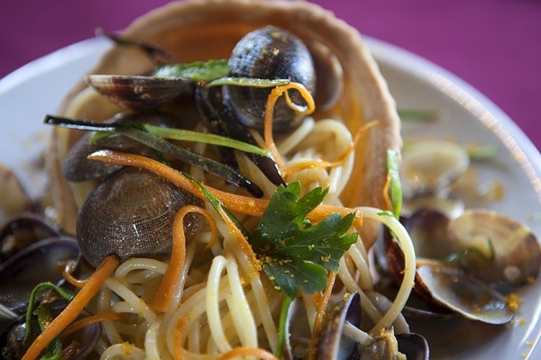 Julienne di verdure con spaghetti, vongole e bottarga