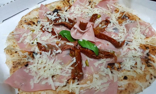 Pizza mortadella, provolone del monaco e pomodori secchi