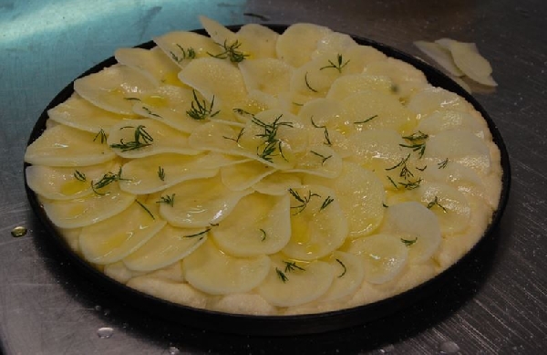 Focaccia integrale con petali di patate al rosmarino