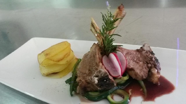 Agnello con zucchine in salsa al cannonau,
accompagnato da una sfoglia morbida di patate