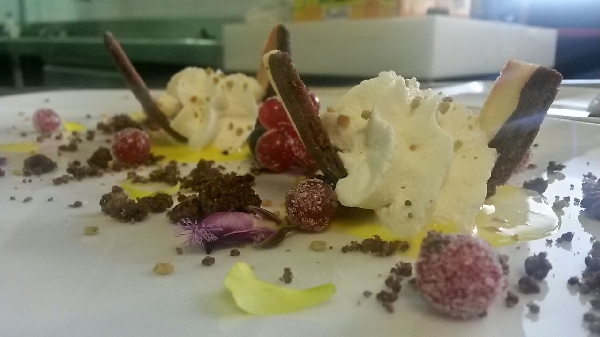 Cialda con mousse di ricotta in salsa allo zafferano accompagnata dal crumble salato e
polline fresco