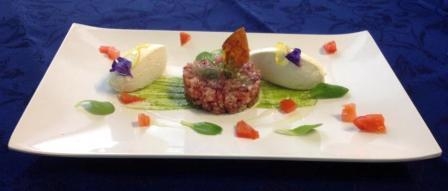 Chenelle di ricotta ovina agli agrumi, con tartare di salumi al finocchietto, accompagnato dal crescione selvatico