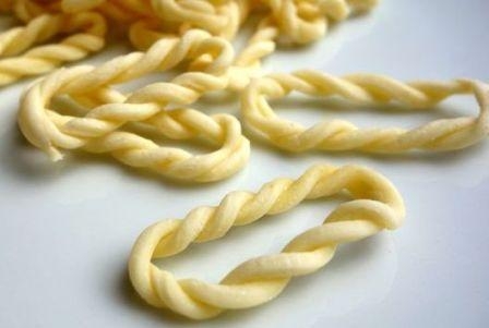 Lorighittas di Morgongiori serviti con scaglie di ricotta salata e lacrime di miele al castagno