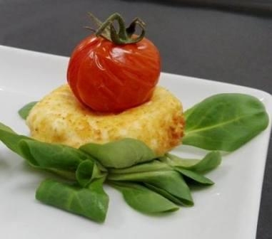 Hamburger di ricotta aromatizzata agli agrumi con pomodorini confit