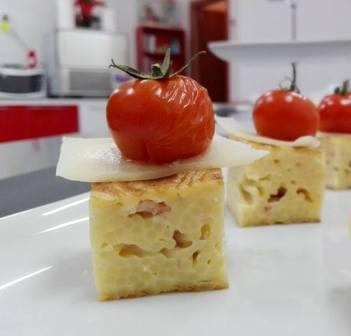Timballino di pasta con taccola al formaggio servito con pomodorino confit