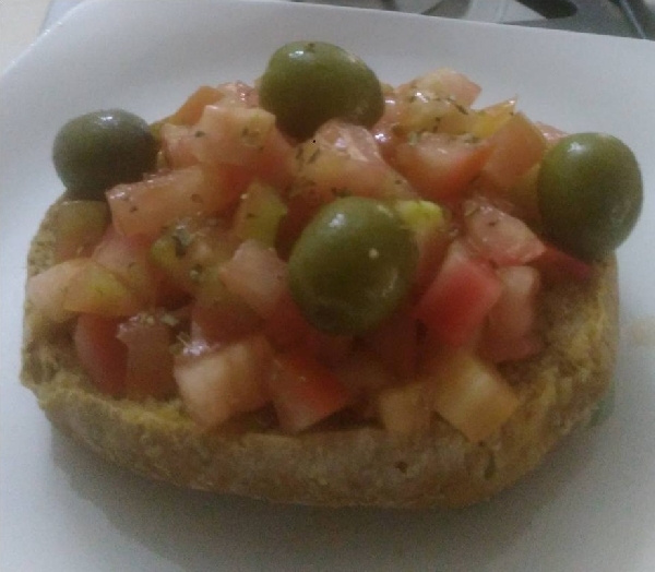 Fresella con insalata di pomodoro