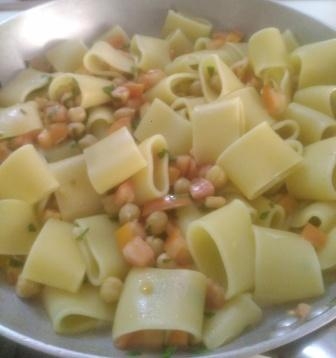 Paccheri con ceci, pomodori e bottarga