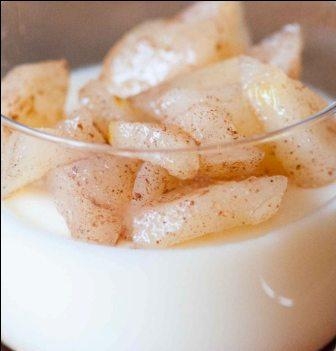Panna cotta al mirto bianco con mela annurca caramellata