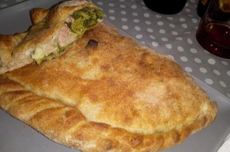 Calzone integrale con salsic e friariell