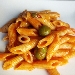 -Pennettine rigate con capperi e olive verdi. - -