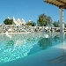 -Trulli con piscina alla Masseria Cappuccini in Puglia ad Ostuni nel Salento - -
Tipico esempio di Trulli con Piscina con muretti a secco e vista parco Ulivi
in una tipica masseria Pugliese per maggiori approfondimenti consultare direttamente
https://www.masseriacappuccini.it/trulli-piscina/

