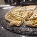 Pizza con impasto di farina di nocciola della pizzeria 1000 Gourmet. - -