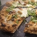 Pizza con impasto alle noci della pizzeria 1000 Gourmet. - -