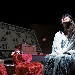 Da gioved� 8 dicembre in scena le atmosfere de La tombola dei fantasmi e il Natale del Commissario Ricciardi in Per mano mia di Maurizio de Giovanni, al Pozzo e il Pendolo Teatro di Napoli
 - Le atmosfere magiche de La Tombola dei Fantasmi e il Natale del Commissario Ricciardi in Per mano mia di Maurizio de Giovanni