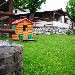 parco giochi - scorcio dell'area giochi per i bimbi...con Pedro al pascolo