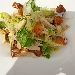 Insalata leggera con pollo in salsa di parmigiano e crostini dorati - -