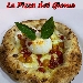 La Bomba del Sud, preparata dal Maestro Pizzaiolo Maurizio Ferrillo dell'omonima Pizzeria di Napoli - Pizza con impasto realizzato con un mix di farina 0 e tipo 1 e lievito secco, con preparazione di prefermenti a 48 ore di lievitazione, con ingredienti provenienti dal Sud, cornicione ripieno di ricotta di bufala, pomodorini datterini rossi e gialli, burrata da 200 gr, 'nduia calabrese e olio evo.
Di questo Pizza � presente la scheda nella 