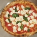Margherita con bufala, con salsa di pomodoro, mozzarella di bufala e basilico - -