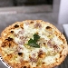 Pizza bianca con salsiccia e carciofi - -