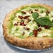 Pizza con broccoli, fior di latte, peperone crusco e formaggio mandarone
 - -