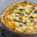 Pizza con crema di zucca, salsiccia e provola - -