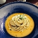 Spaghetti aglio, olio, peperoncino e prezzemolo su crema di zucca e olio extravergine di oliva