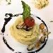 Spaghetti cozze e cacio con basilico cristallizzato e ciliegina siciliana in sfera di nero di seppia, preparati dallo Chef Daniele Unione - fotografia inviata da Cristina Vannuzzi