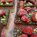 Tortino farcito con gelato di fragoline di Marsala pistacchio di bronte e bisquit al cioccolato - -