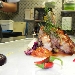 Maialino confit all'arancio e olio toscano, fichi caramellati e lamelle di peperoncino (e la sua demi glac�) - Fotografia di Francesco Suria - -