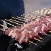 arrosticini fatti a mano in cottura sulla canalina - -