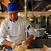 Filippo Pirillo prepara l'impasto per i 