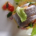 Pesce bandiera e panzanella siciliana servita su panella morbida - -