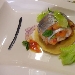 Pesce bandiera e panzanella siciliana servita su panella morbida - -