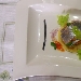Pesce bandiera e panzanella siciliana servita su panella morbida - -
