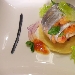 Pesce bandiera e panzanella siciliana servita su panella morbida - -