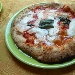 Pizza Margherita (Pomodoro nobile, fiordilatte, basilico e olio extravergine d'oliva) - -