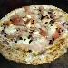 Pizza con speck, provola, e perline di aceto balsamico - -
